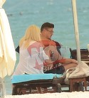 Elena Udrea a facut plaja cu camasa pe ea si s-a racorit cu o bere rece! Si-a uns logodnicul cu ulei si i-a facut un masaj de relaxare, pe sezlong | VIDEO EXCLUSIV