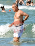 Avem imaginile anului cu Gigi Becali facand baie in mare! Milionarul arata senzational la 59 de ani! A facut spectacol pe o plaja din Mamaia! | VIDEO EXCLUSIV