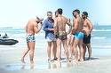 Catalin Botezatu, invidiat de toate femeile de pe litoral!! S-a inconjurat de o armata de musculosi, la malul marii