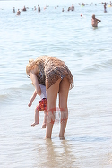 Primele imagini cu Valentina Pelinel in costum de baie de cand a devenit mamica! Blonda sexy a "incendiat" o plaja intreaga cand s-a dezbracat la soare | VIDEO EXCLUSIV