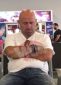 Pe Scarlatescu l-a luat somnul in aeroport si era sa piarda avionul! Noaptea prin cluburi la mare, ziua doarme in picioare | VIDEO EXCLUSIV