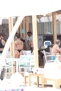 Antonia, eclipsata la plaja de o bunaciune in bikini! In loc sa isi indrepte privirile spre cea mai frumoasa artista din Romania, barbatii si-au indreptat atentia spre tanara misterioasa si apetisanta | VIDEO EXCLUSIV