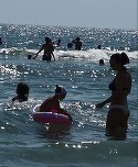 Fiica lui Adrian Sarbu, balaceala in mare alaturi de fiica ei! Sotul Almei le-a urmarit de pe plaja VIDEO EXCLUSIV
