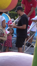 Catalin Maruta, asa cum nu l-ai mai vazut niciodata! Si-a scos copiii in parc purtand un tricou cu Andra VIDEO EXCLUSIV