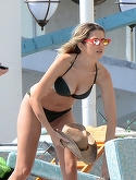 Lidia Buble, escapada la mare fara iubit! Cantareata s-a distrat cu fetele la piscina, etalandu-si "coroana de rege" de deasupra posteriorului! | VIDEO EXCLUSIV