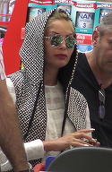 Imagini bizare cu fosta iubita a lui Nicolae Guta! Cristina a iesit in oras camuflata si a plecat de la supermaket pe bancheta din spate a unei masini cu geamuri fumurii VIDEO EXCLUSIV