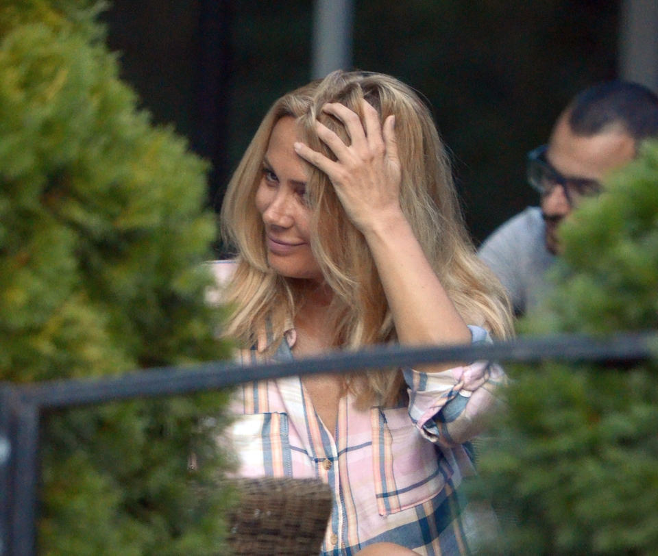 Dana Savuica a refacut in public celebra scena din "Basic Instinct"! Imagini incendiare cu frumoasa blonda | VIDEO EXCLUSIV
