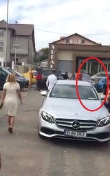 Panica la nunta lui Mutu! Masina in care se afla mama fostului fotbalist a facut accident in fata bisericii Avem filmat tot incidentul