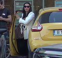 Lavinia si-a luat in serios rolul de proaspata nevasta a lui Stefan Banica! A facut pe furnicuta harnicuta, cu decolteul la vedere si verigheta pe deget VIDEO EXCLUSIV
