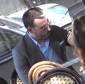Adi Cristea e somer, dar se crede un boier! "Printul" a iesit la terasa imbracat la patru ace si a fumat trabuc ca mafiotii VIDEO EXCLUSIV