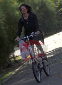 Nici nu zici ca are 50 de ani! Bunicuta sexy si cocheta se plimba pe bicicleta! Mama Antoniei face senzatie pe strazile Capitalei VIDEO EXCLUSIV