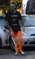 Antonia i-a dat papucii lui Velea... la propriu! Artistul a comis-o rau de tot: a purtat papuci Versace la pantaloni de trening portocalii! Romeo Fantastik va fi gelos pe stilul lui Velea VIDEO EXCLUSIV