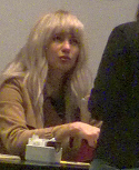 Lora s-a deghizat in... spion si a iesit la mall! Artista este de nerecunoscut cu noul look VIDEO EXCLUSIV