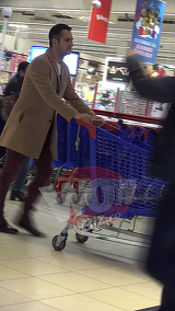 Lui Madalin Ionescu ii prieste concediul de paternitate! In loc sa-l imbatraneasca grijile unui tata cu 3 copii, el intinereste! Ce elegant a plecat la cumparaturi, prin mall. Oare Cristinei Siscanu nu-i e teama sa-l lase singur prin oras? VIDEO EXCLUSIV