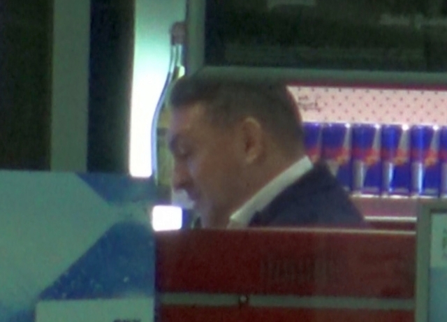 Gest de gentleman a lui Ilie Dumitrescu la o benzinarie! Cati bani a lasat fostul fotbalist omului care i-a curatat parbrizul la masina? | VIDEO EXCLUSIV