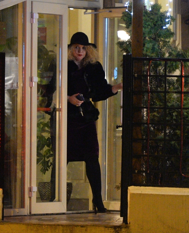 Oana Lis s-a vazut cu un barbat misterios la restaurant, dar apoi s-a rasfatat singura la... pariuri! | VIDEO EXCLUSIV