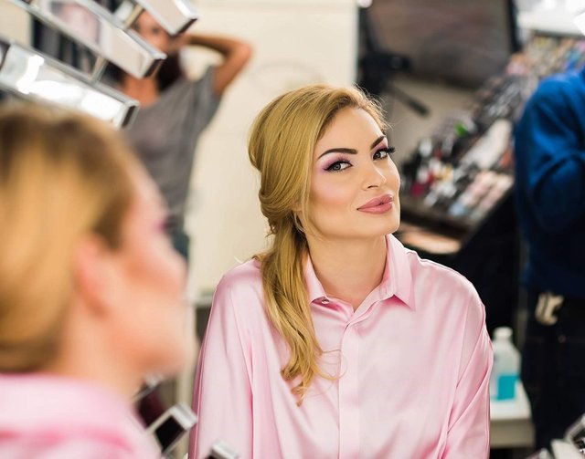 Valentina Pelinel, complet nemachiata, la cafenea! Asa n-ai ocazia sa o vezi mereu! Iti place cum arata? Video Exclusiv