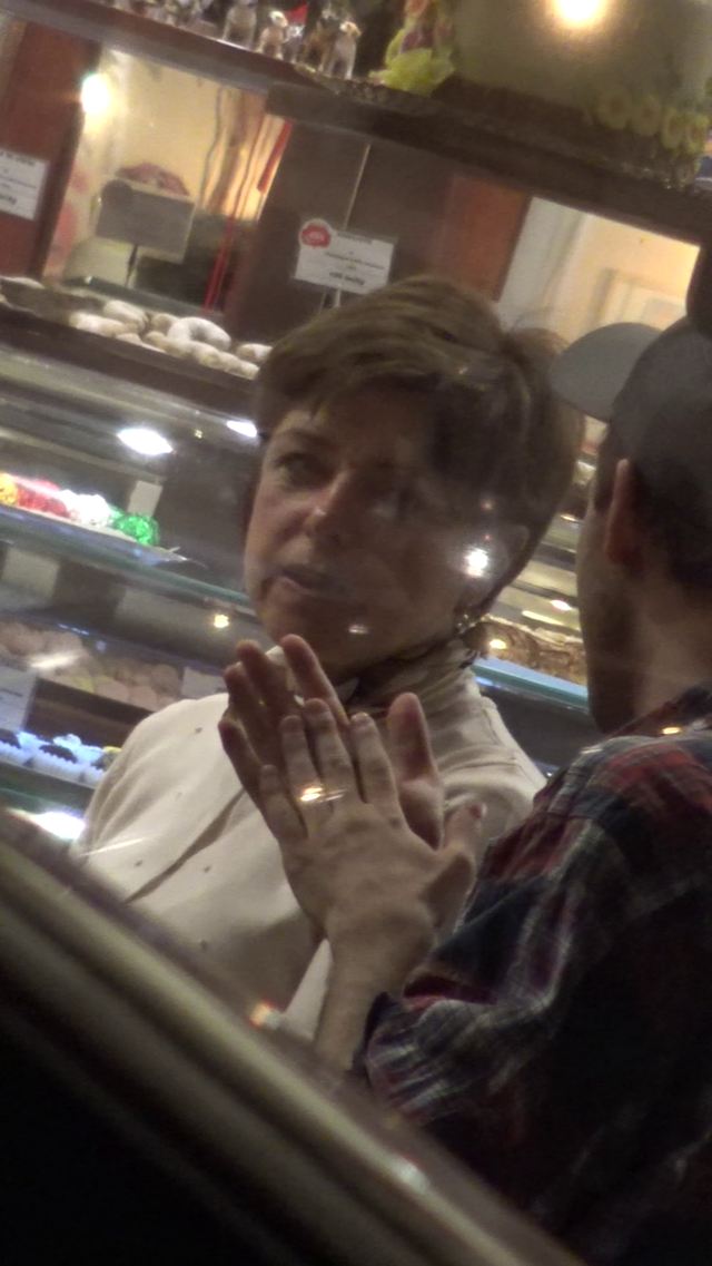 Cristiana Copos sta toata ziua in cofetarie! De acolo isi conduce afacerile, acolo se intalneste cu diverse cunostinte VIDEO EXCLUSIV