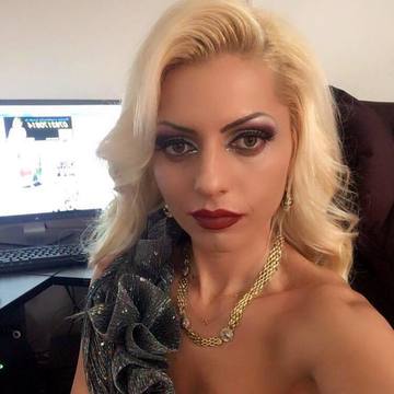 Nicoleta Guta a patit rusinea! Pantalonii plesneau pe ea iar fanii din primele randuri au avut vedere directa intre... picioarele cantaretei
