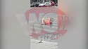 Scene halucinante in centrul Bucurestiului! O femeie s-a dezbracat, s-a cracanat in mijlocul strazii si a inceput sa face gesturi obscene! Trecatorii au fost socati: "De ce nu vine politia?"