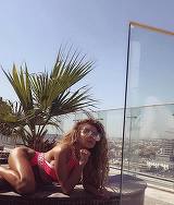 Imaginile care au incins toti barbatii! Roxana Vasniuc si-a filmat fundul in costum de baie minuscul!