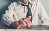 Scene socante intr-o scoala din Copsa Mica. Un profesor de religie ar fi fost filmat in timp ce se autosatisfacea in fata elevilor