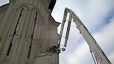 Imagini ca din filmele de groaza la Suceava! Dezbracat si plin de sange s-a urcat pe Catedrala din oras! Ce-a urmat e cumplit
