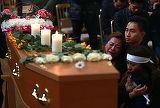 Au violat-o in grup timp de patru ore, apoi au ars-o de vie! Momente sfasietoare la inmormantarea victimei, mama a doi copii
