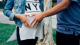 El 22 de ani, ea 14 si e gravida. Desi parintii i-au inteles, politia i-a facut dosar penal baiatului