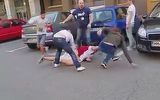 Bataie in strada, la doi pasi de sediul politiei!