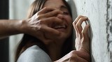 Fetita de 11 ani, violata de 22 de barbati! Agresorii, cu varste intre 23 si 66 de ani, au filmat abuzul sexual si au amenintat-o pe minora