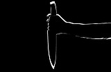 Halucinant! Un minor de 13 ani a torturat şi omorât o femeie cu 60 de lovituri de cuţit, după ce i-a tăiat sânii. Motivul este incredibil