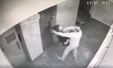 Imagini ŞOCANTE! O tânără de 20 de ani, bătută şi tâlhărită în scara blocului! Şi-a pierdut cunoştinţa şi acuză pierderi de memorie