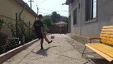 Pustiul asta e roman si e mai tare ca Messi si Ronaldo! Uite ce e in stare sa faca cu mingea! Doamne, nu se poate! Te lasa masca!