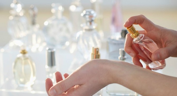 Imagini pentru Cum faci ca mirosul de parfum să reziste mai mult timp pe piele: trucuri dezvăluite de parfumieri