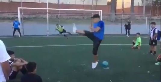 O mişcare de geniu! Cum a executat un jucător de fotbal o lovitură de pedeapsă. Clipul a devenit viral pe Facebook - VIDEO