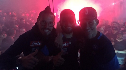 VIDEO | S-au bucurat de parcă au luat titlul. Victoria obţinută în minutul 90 cu Juventus a declanşat nebunia la Napoli. Cum au fost aşteptaţi Chiricheş şi compania
