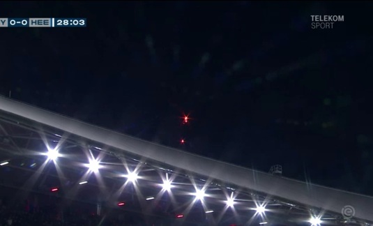 IMAGINI INCREDIBILE | Fumigene aruncate din afara stadionului au oprit meciul lui Feyenoord. Fanii supăraţi ai olandezilor au reuşit ceva greu de închipuit