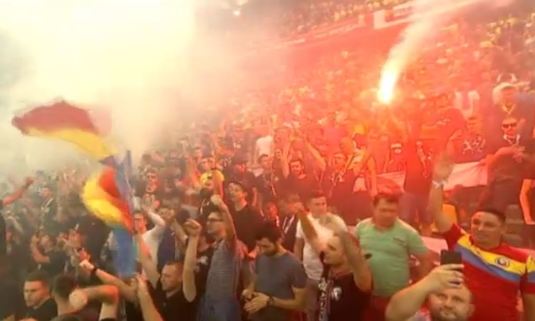 FOTO | Momente incredibile pe Arena Naţională! Suporterii au aprins torţe şi au huiduit în timpul momentului de reculegere