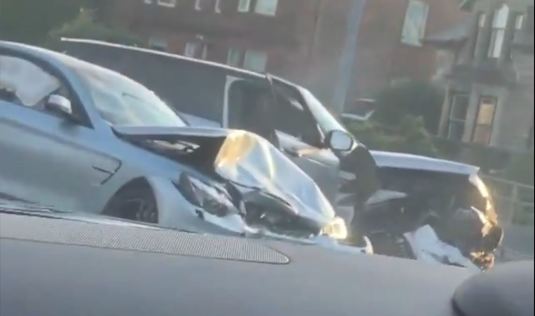 VIDEO | Un fost atacant al naţionalei Angliei, implicat într-un accident rutier grav. Trei maşini, daună totală