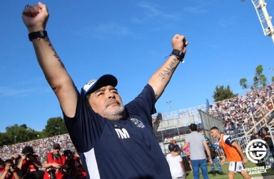 Diego Armando Maradona şi-a prelungit contractul cu Gimnasia La Plata