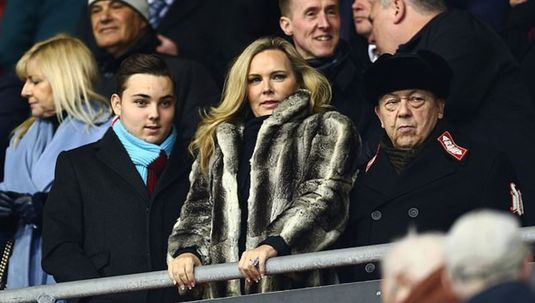 West Ham United a angajat un fost star de filme pentru adulţi în comitetul executiv al clubului. Aceasta a jucat în filme precum "Horny housewives"