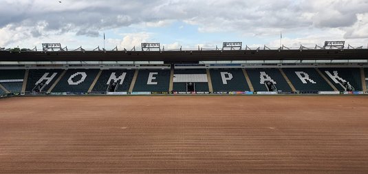 Terenul unei echipe din Anglia, distrus cu tractorul de intruşi