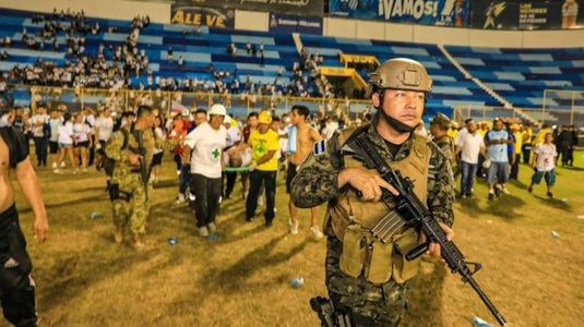 Tragedie pe un stadion din San Salvador! Cel puţin nouă persoane au murit, după ce mai mulţi fanii au încercat să pătrundă ilegal în tribune