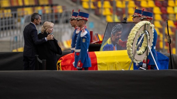 Fanii îi pot aduce un omagiu lui Mircea Lucescu şi joi, la Arena Naţională. Legendarul antrenor va fi înmormântat vineri