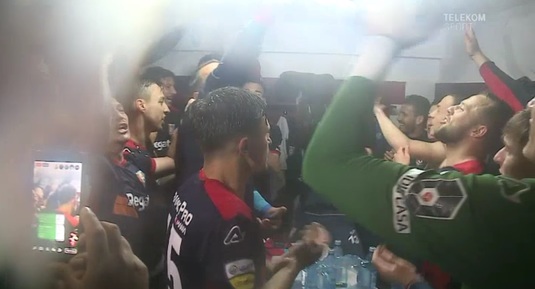 VIDEO | Nu, nu este club de manele, ci vestiarul unei echipe de fotbal! Imagini uluitoare: "Ăştia sunt băieţii mei şi au inimă de lei"