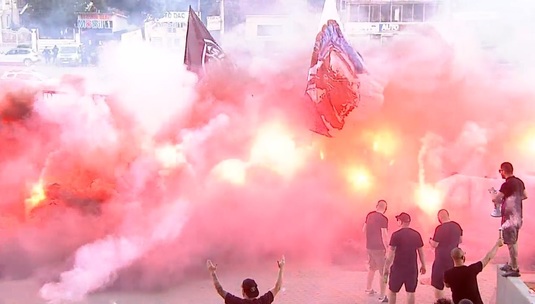 VIDEO | "Arde" Bănia! Ultraşii FC U Craiova, show total după ultimul meci în Liga 2! Sărbătoare cu torţe şi fumigene