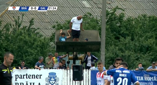 VIDEO | Imagini savuroase de la Insurăţei! Fanii s-au urcat pe acoperiş şi în cupa unui excavator pentru a vedea meciul Dacia Unirea Brăila - Oţelul Galaţi