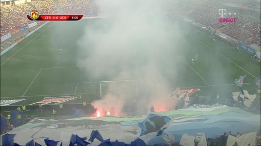 VIDEO Spectacol în tribunele Arenei Naţionale. Fanii olteni au aprins torţele. Clujenii au ajuns cu 15 minute întârziere la meci