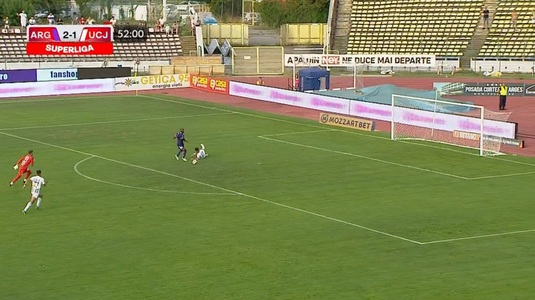 VIDEO | Gol de cascadorii râsului în FC Argeş - U Cluj! Gorcea şi Piţian, umiliţi de noul atacant al piteştenilor